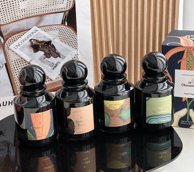 专柜品质 阿蒂仙之香植物秘境系列来啦 阿蒂仙之香携手调香师黛凡 比格！创作出植物秘境系列的四款香水！香水瓶身上标记的数字代表着从第一次香氛实验到作品诞生走过的历