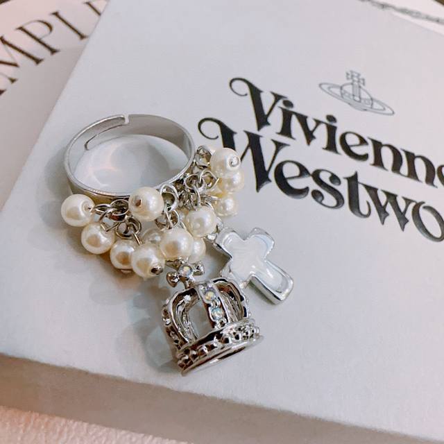 vivienne Westwood西太后戒指土星戒指！ 码数可调节 英国时装设计师，时装的朋克之母！时尚潮流风格，品质强大，超美的设计！简约大气刺绣Logo精致