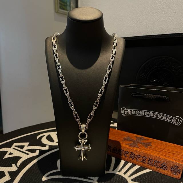 新款 专柜品质 Chrome Hearts克罗心 经典复古锁扣项链 十字架吊坠，凹凸造型不同的花纹设计风格 呈现出与众不同 十字架 童军花是克罗心的志 所以更经