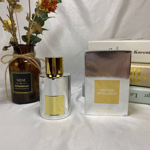 专柜品质 Tom Ford 汤姆福特鎏金花影香水 Tf香水 花香 Ml 前调热情清新 青绿香柠檬与辛辣粉红胡椒碰撞，打造金属质感，清冽迅速散发 中调馥郁浪漫 白
