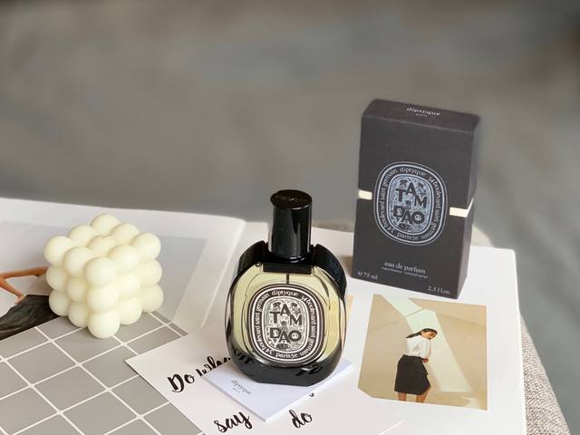 专柜品质 蒂普提克禅道 黑标 浓香水 Diptyque蒂普提克檀道 黑标 浓香75Ml 香调：木质花香调 前调：玫瑰桃金娘柏树 中调：檀香木雪松 后调：辛香料琥