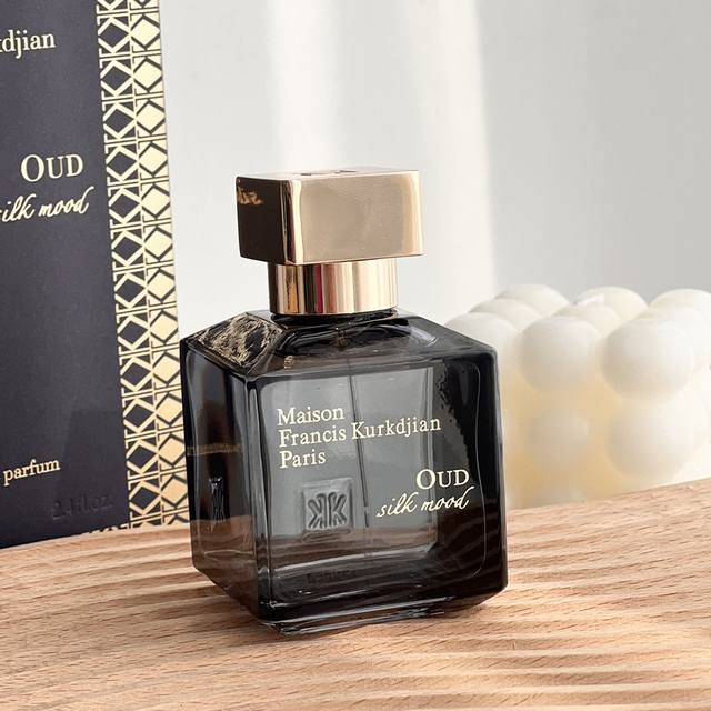 专柜品质 Mfk 黑瓶中性香水 Maison Francis Kurkdian Oud Satin Moo D香调:木质东方调 味道：沉香 乌木 玫瑰 安息香脂