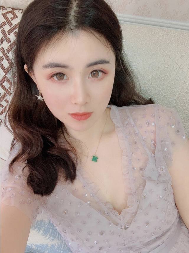 v金镀咪金Vca迷你四叶草项链高级绿松石 此系列设计灵动，线条流畅，易于佩戴。展现无限搭配的可能，为每一位女性的生活带来丰富多样的风姿。