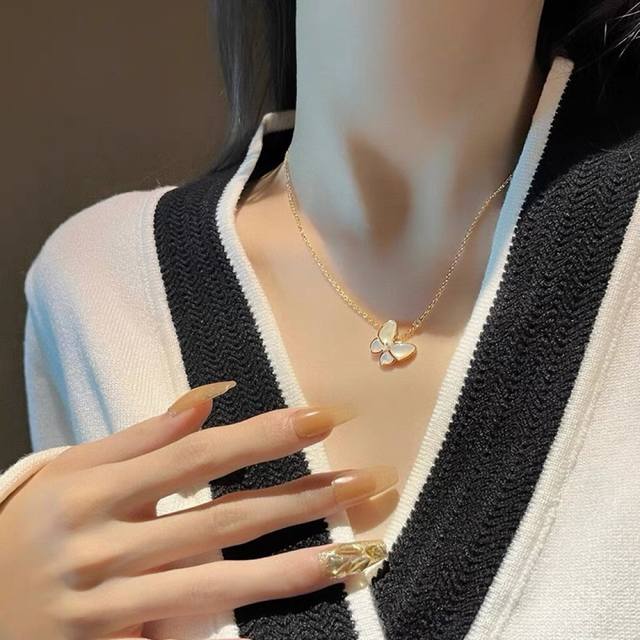 v金镀咪金马眼白贝母镶钻项链 翩翩飞舞的蝴蝶与散发着柔和光泽的珍珠母贝相互辉映 轻盈曼舞的彩蝶停驻在颈项 ，牵引出灵动柔媚的生命活力