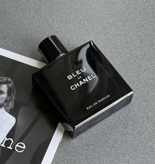 专柜品质 “斩女香” 超爱它前调的刺激和余味的吸引~ Chanel蔚蓝男士香水 浓香 规格: Ml 香调：木质琥珀香调 前调：柑橘、葡萄柚、薄荷、粉红胡椒、肉豆