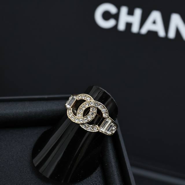 香奈儿 Chanel 满钻双C浅金色字母戒指 浅金色戒圈上T方钻跟小碎钻的结合 细节满满弧度圆润饱满 很有Vintage的感觉搭配 经典满钻双C不过时人手必备