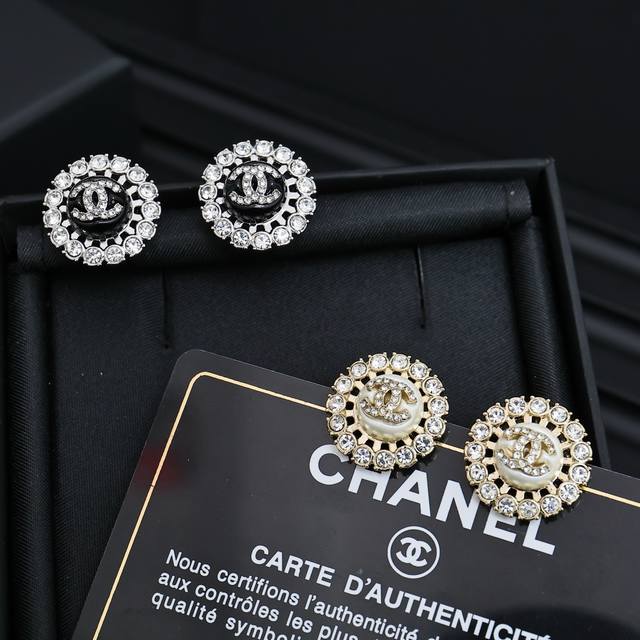 chanel 香奈儿经典款水钻圆形耳钉 像太阳花一般，镶嵌一圈水钻，拍照的时候，在阳关下超级 Blingbling，反射出的光，好晃眼 圆形+双C的设计，很经典