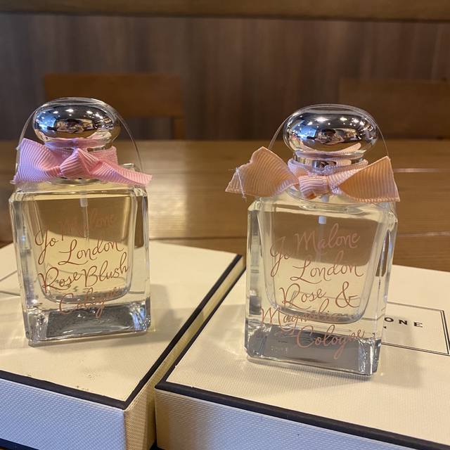 专柜品质 祖马龙情人节限定限量玫瑰系列胭脂玫瑰50Ml。胭红玫瑰！这是一支清甜的果香玫瑰，完全不遮掩主心骨里饱满甜美！半熟荔枝打造的汁水感十足的青涩玫瑰，她是清