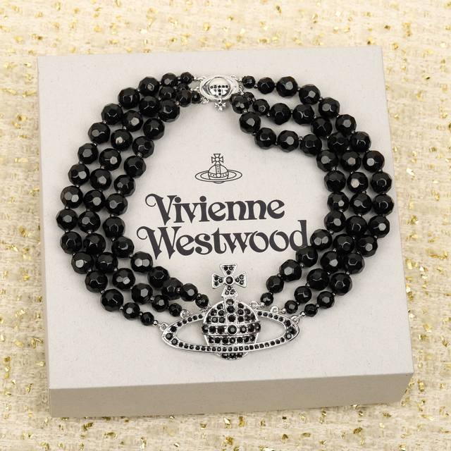 我们出品 Z4890，量大咨询客服 薇薇安三层黑珠土星Choker 重磅推荐，一定要整套入，项链总长度35Cm，只做一个尺寸，闭眼入准没错！纯粹王冠球是经典的象