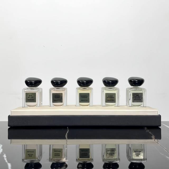 专柜品质 阿玛尼高定私藏香水五件套配中文标配礼袋阿玛尼私藏香水系列小样7.5Ml五件套！内含：玉龙茶，和风茉莉，米兰玫瑰，苏州牡丹，栀子麝香！阿玛尼私藏香水小样