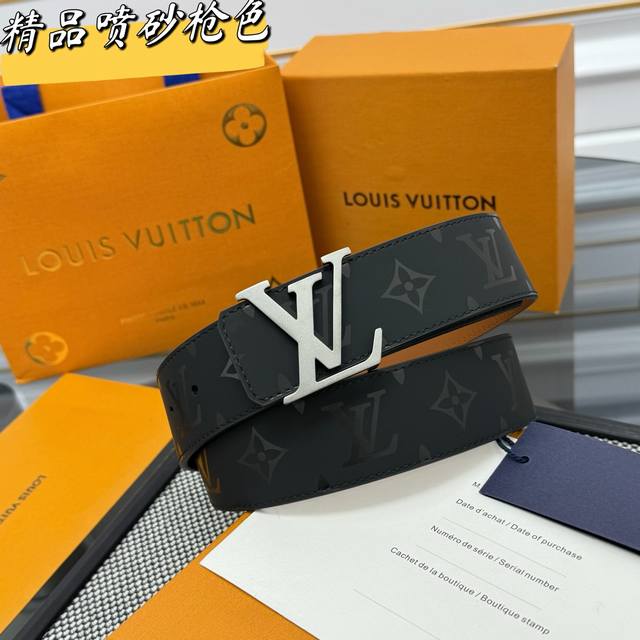 本款 M9346 Lv Dimension 双面腰为深邃皮革压印 Monogram 图案，翻转即现细腻平滑的一面，于优雅之中流露沉稳气韵。瞩目 Lv 字母搭扣以