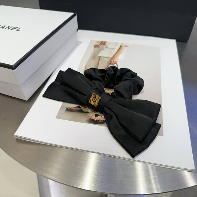 配包装盒 Loewe 罗意威 字母发圈，时尚潮品，简单大方，人手必备单品