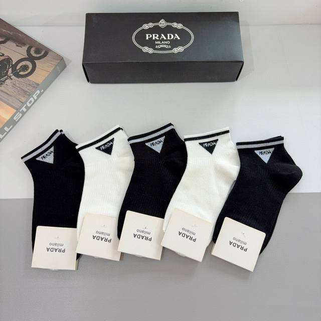 配包装 一盒5双 Prada 普拉达 新款短筒袜子，纯棉面料，经典三角标Logo 个性时尚百搭款，你值得拥有哦