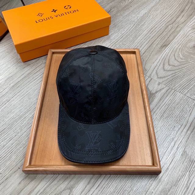 l家。 单款单色。 超A品质 最新款！时尚潮流，高端做工！每一个帽子都是用心之作！牛津材质！头层牛皮！配盒子、防尘袋！非一般的品质，细节也很重要。真皮帽钉，真皮