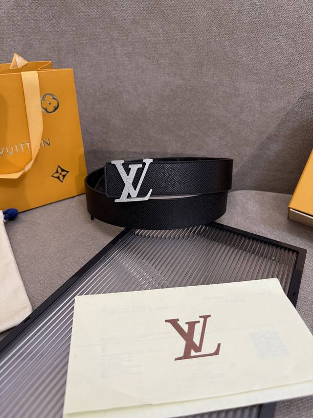 lv男士新款皮带寬度4Cm 訂製帆布面料飾有全新的圖案效果 颜色纯正 衬托進口小牛皮配色底 搭配精緻的字母搭扣 手感极佳 顶级 搭配原单扣150
