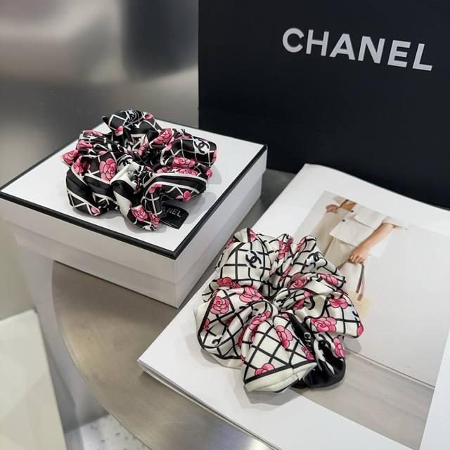 配包装盒 Chanel 香奈儿 最新款小香发圈，时尚百搭。小仙女必备