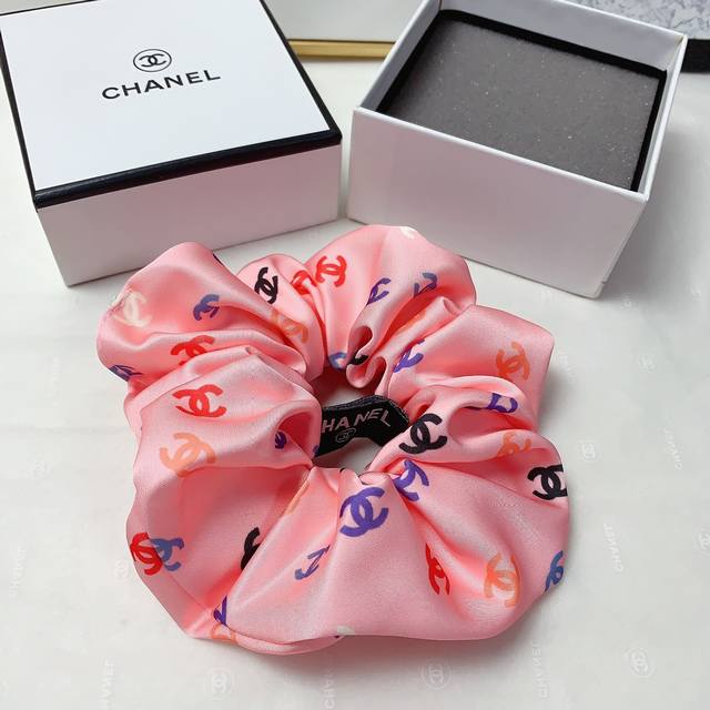 chanel小香 Chanel发圈 彩色丝绸缎面印花Logo皮筋发圈 气质百搭小仙女必入单品 宝藏款 闭眼入推荐款 单个