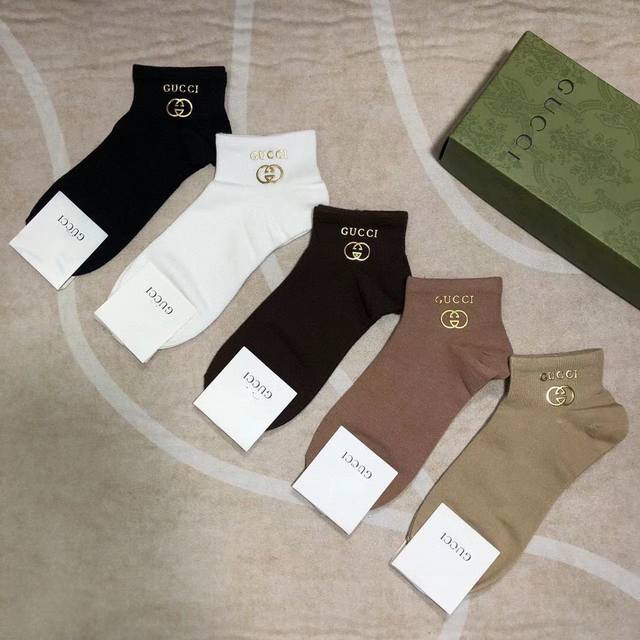 特 Gucci 古奇G家新品女款袜子 一盒五双 纯棉材质，柔软舒适透气，罗口烫金经典品牌全称Logo双G标志，炒鸡Nice，专柜同步袜子大牌出街，潮人必备超好搭