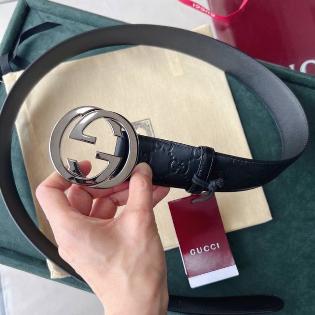 gucci Signature牛皮革腰带 款号 411924 Cwc1N 1000 互扣式双G带扣腰带，采用热压印技术的Gucci Signature牛皮革精制
