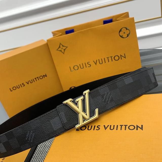 本款 M8958 Lv Dimension 双面腰为深邃皮革压印 Monogram 图案，翻转即现细腻平滑的一面，于优雅之中流露沉稳气韵。瞩目 Lv 字母搭扣以