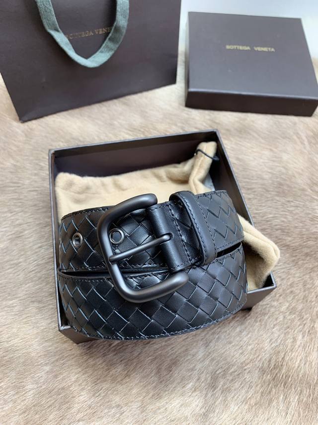 bottega Veneta代购级 原厂胎牛 Made In Italy 3.8Cm 葆蝶家Bottega. Veneta的时装美学是含蓄细致，因为懂得欣赏Bo