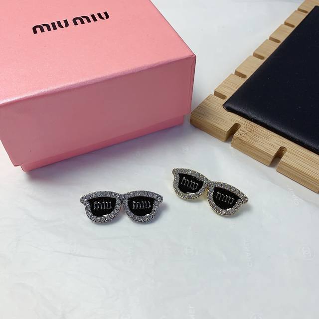 miumiu缪缪 Miumiu胸针 Mini迷你眼镜胸针大气上档次精致小仙女必入单品宝藏款 闭眼入推荐款 单个