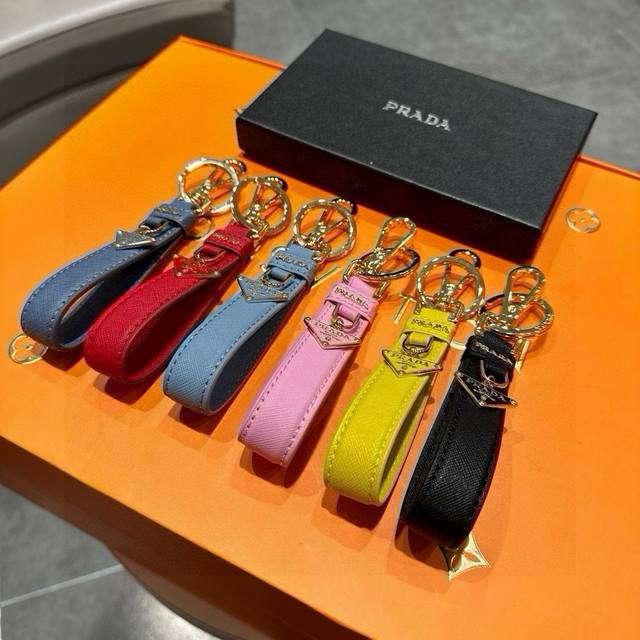 prada 普拉达 新款钥匙扣皮质钥匙圈，三角牌钥匙扣抛光钢配件由开口环和金属挂钩组成，尽显个性魅力0401319100