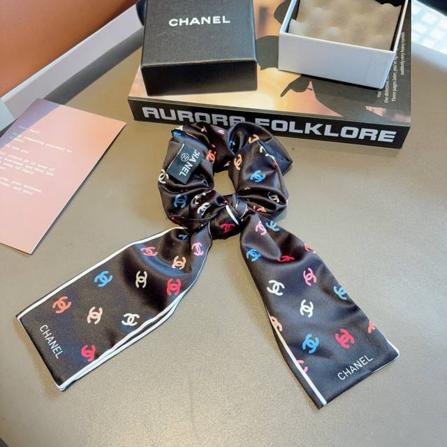 配包装 Chanel 香奈儿 字母飘带马尾发圈 蝴蝶结肠圈，高档韩版皮筋，经典花型设计， 高端大气，名媛范儿，
