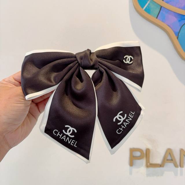 配包装 Chanel 香奈儿 明星同款蝴蝶结发夹 弹弓夹 网红推荐款 经典蝴蝶结头饰，超级百搭哦 让你秒变大牌范儿！