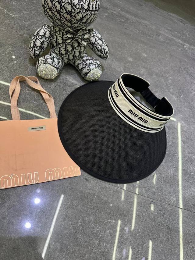 跑量 Miumiu～新款空顶帽 拼色边设计，版型正！ 黑胶防紫外线，夏季必入！