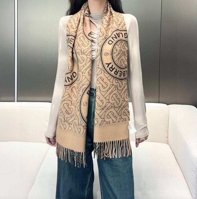 burberry 双面两用标签印花羊绒围巾意大利制围巾，选用柔软羊绒面料制成。一面装饰 Burberry 格纹，另一面装饰标签印花，致敬品牌探索历史。其中的文字