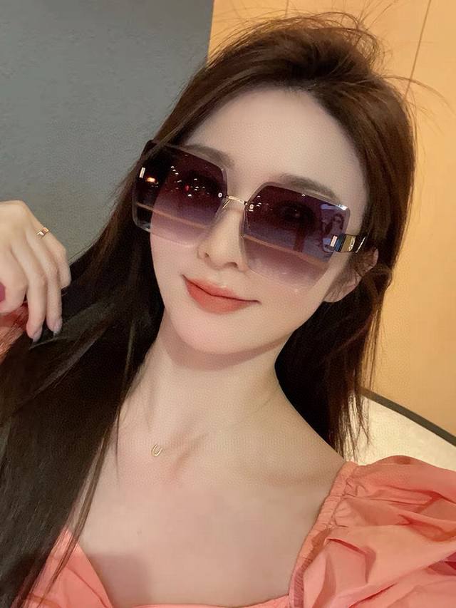 dior 2025新款女士方框太阳眼镜 开车墨镜 新款金属无框太阳镜 时尚大方 舒适轻盈 精致奢华 超轻 型号：Cd2680