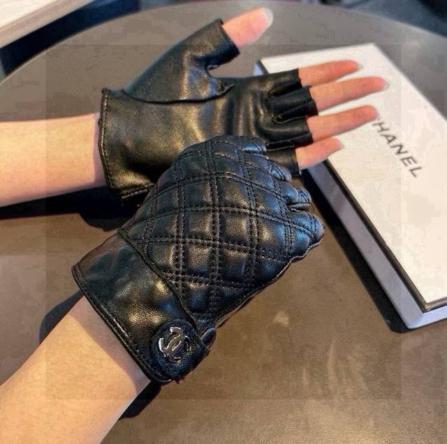 香奈儿新品短款手套，时尚机车手套，秋冬新品布内里，时尚上手超舒适柔软、百搭！集美女神必备配盒子码数Ml