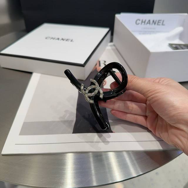 配包装盒 Chanel 香奈儿 最新小香八字抓夹，简单实用，时尚潮流！小姐姐必备单品