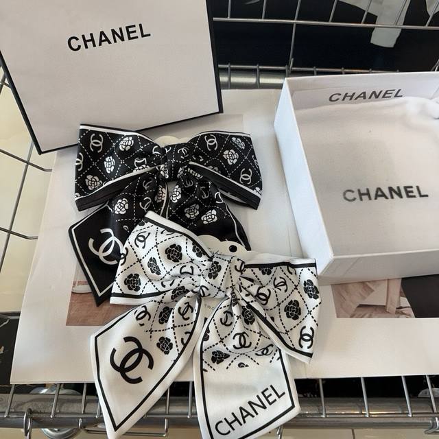 配包装盒 Chanel 香奈儿 最新款小香爆款弹簧发夹，超级好看！名媛范儿十足，小仙女必备
