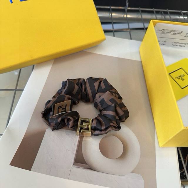配包装盒 Fendi 芬迪 新款F发圈，复古气质美，简约百搭，面料超级舒服！小姐姐闭眼入