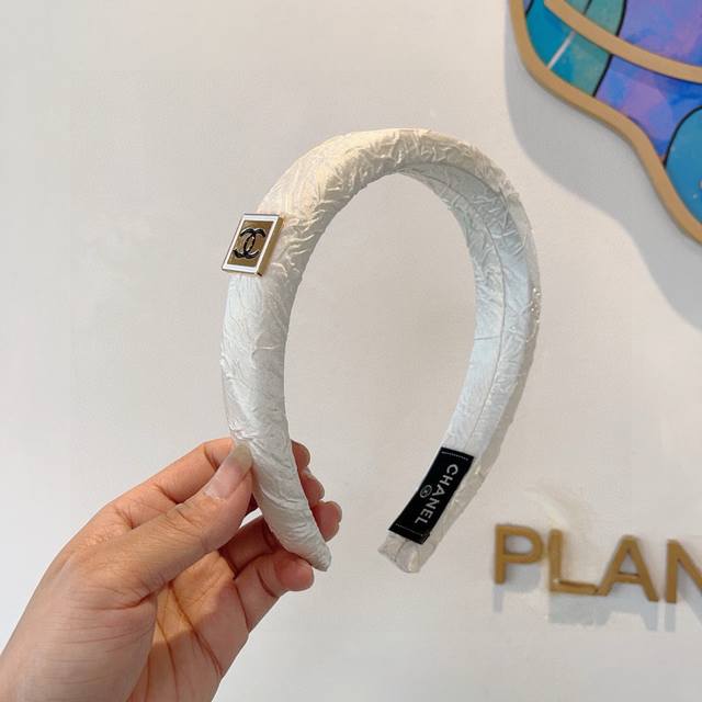 配包装 Chanel 香奈儿 新款高级感肌理纹海绵发箍，金属字母头箍！特制面料简约洋气显质感、经典百搭少女风发饰
