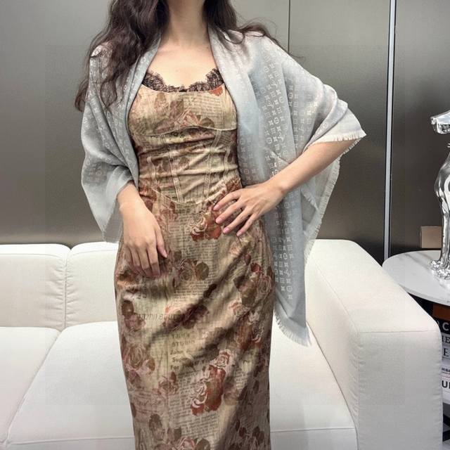 lv新鲜出炉的超赞小披肩~！ 披肩尺寸是少有的120Cm*120Cm，小字母老花的设计，真的超级心水，尺寸设计都刚刚好的感觉，高级的特别有氛围感！！重点说下品质