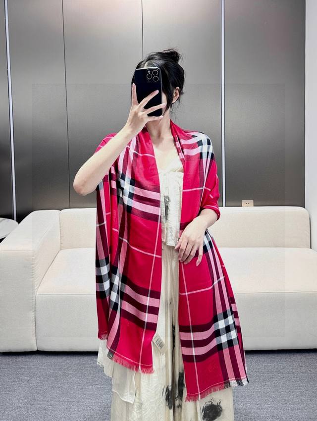 巴宝莉正装系列货 专供旗舰店的Vip 顶级苏格兰进口山羊绒 无比的高贵优雅 知性的款式 简洁大气的设计 绝对的不是花里胡哨的款式 戒指绒产品可以说是围巾里面最高
