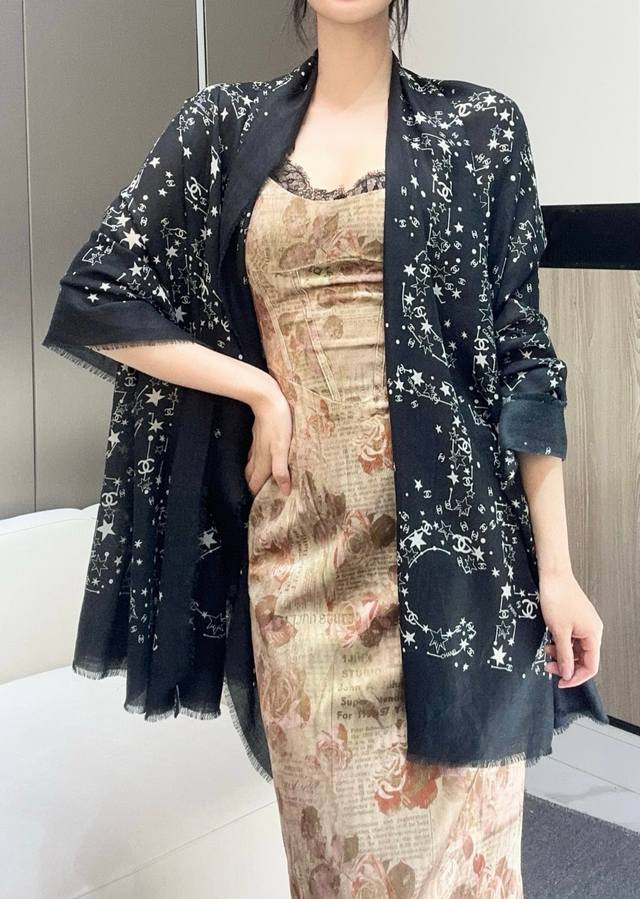 2025年香奈儿秋冬提前上新，美女都爱此款 超级有腔调！！！ 谁懂这种秋冬调性的美啊？！！！这款小香披肩也是我疯狂喜欢的一款，一试完就爱惨！！！300支戒指绒简
