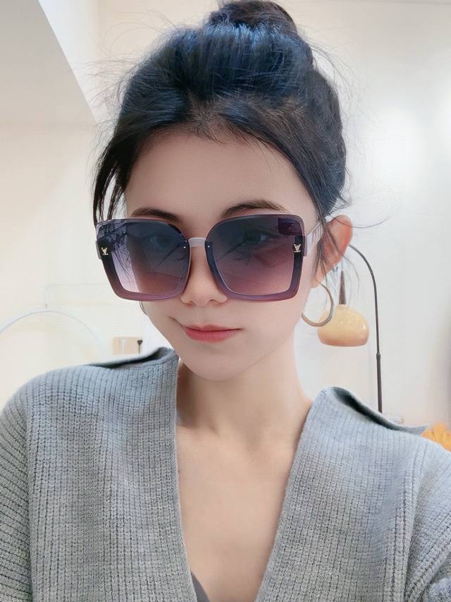 tr偏光系列 Lv大框太阳镜墨镜经典的方框设计，不挑脸型，无论搭配大衣还是连衣裙都非常显气质偏光镜片预防紫外线 型号：型号：L5221