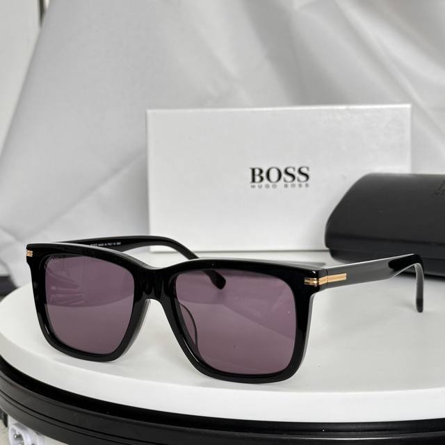 老板Bos*型号：Bo1598 S，Size: 55-17-140无敌百搭板材无框款上脸修饰脸型，一直以风格为灵感展开设计，镜腿金属Logo高档大气让你即刻拥有