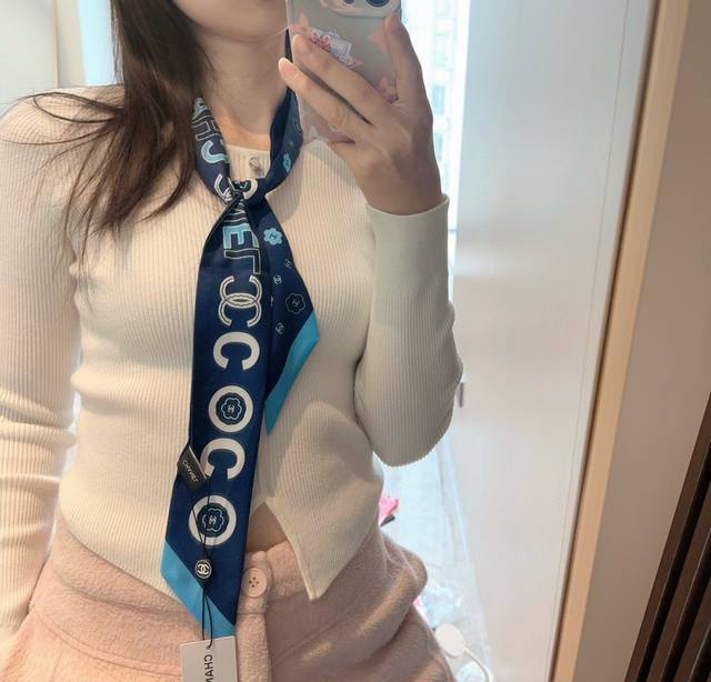 香奈儿Twilly小丝巾来了， 人手三条闭眼收，我都不拦着 N久都没有见过这么好看的Twilly 真的是真香本香了，凹造型必备神器 数量不是很多。也不会一直有