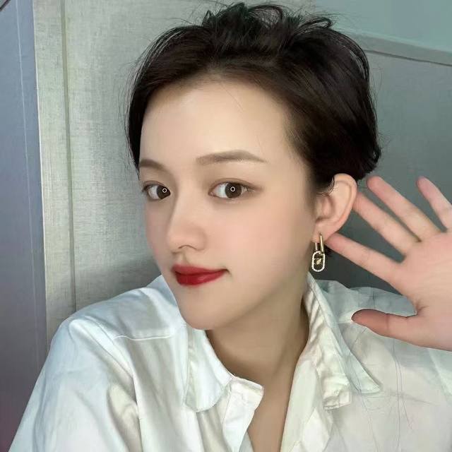 celine 新款金色凯旋门耳钉 与众不同的设计 个性十足 颠覆你对传统耳环的印象 使其魅力爆灯