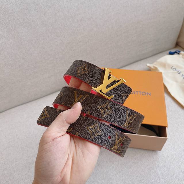 lv 30Mm女士系列 经典双面设计，以一当二。 标志性的 Lv 带扣即可与 Monogram 结合，营造出更多休闲意味，亦可与彩色皮革搭配，使整体颜色更加抢眼