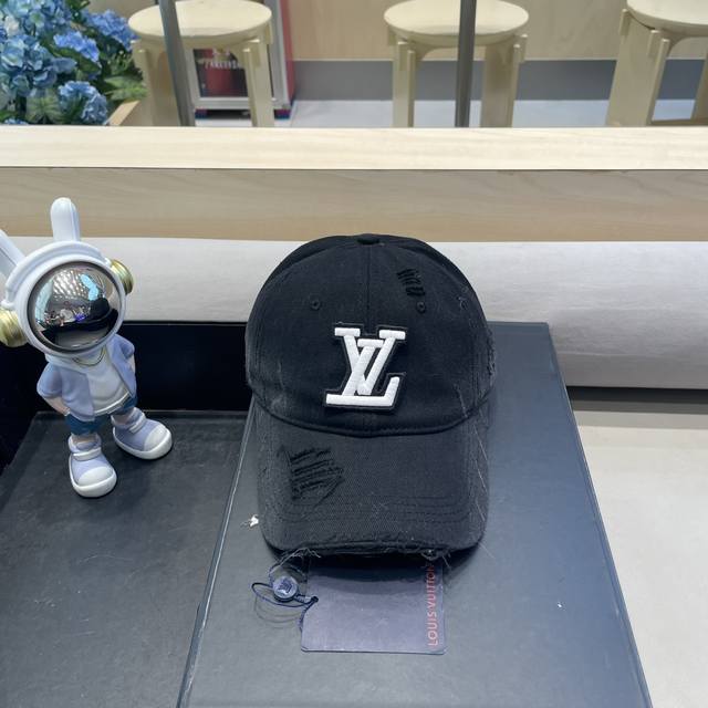 lv秋季新款 棒球帽 小标几个颜色真的很耐看 整个帽型软顶设计 戴上去和头部完美贴合非常舒服 颜色和质感都比较复古也很百搭 强烈推荐 人手必备单品