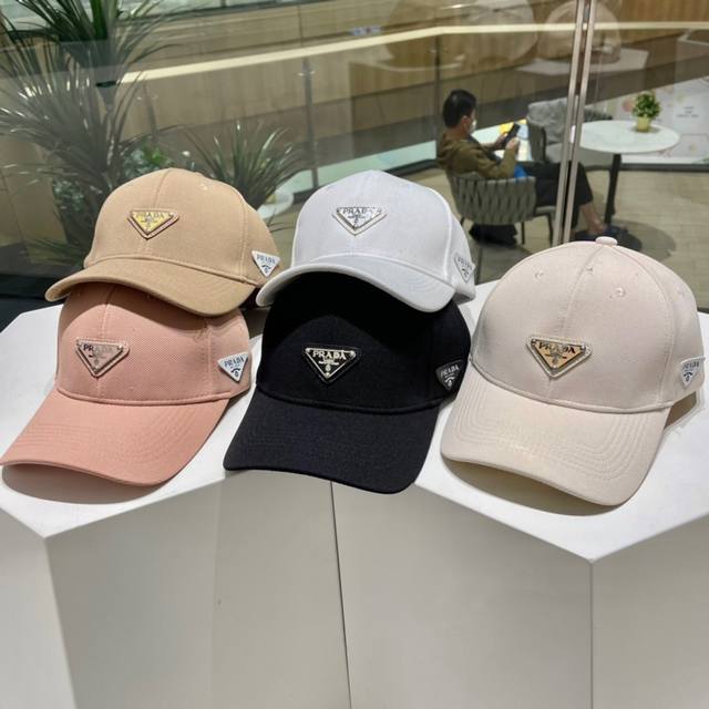 prada 普拉达 经典原单棒球帽，普拉三角标达气质帽沿，可调节魔术贴片男女通用