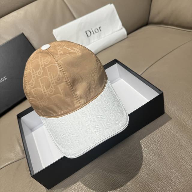 配盒子布袋，Dior 迪奥 新款原单棒球帽， Dior老花拼皮，复古韵味十足，1:1开模订制，原版绸缎布料+头层牛皮，纯棉内里，轻盈透气！质量超赞，基础头围56