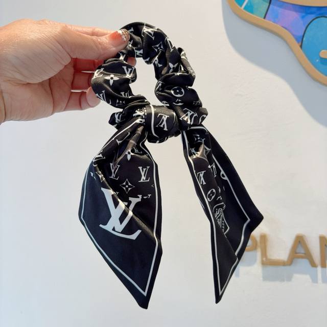 配包装 Lv 路易威登 字母飘带马尾发圈 蝴蝶结肠圈，高档韩版皮筋，经典花型设计， 高端大气，名媛范儿，