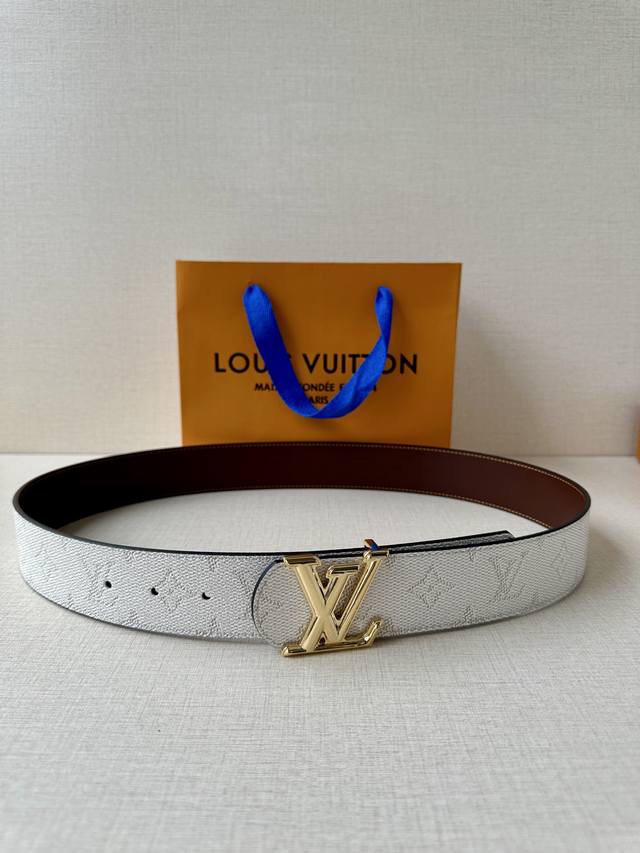 特 4.0宽 Lv Dimension Monogram HéRitage 双面腰带拼接素净皮革和 Monogram 涂层帆布，呈现经典设计的崭新演绎。品牌元素